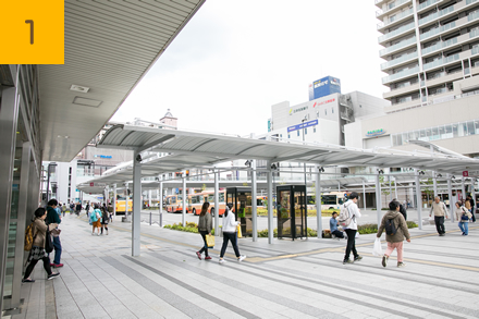 明石駅をでて南側バスロータリーの方へ進みます。